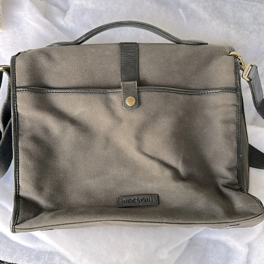 HIDESIGN YORUK 01 MESSENGER BAG in black